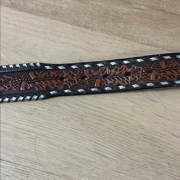 Intricate leather belt - Picture 5 of 8